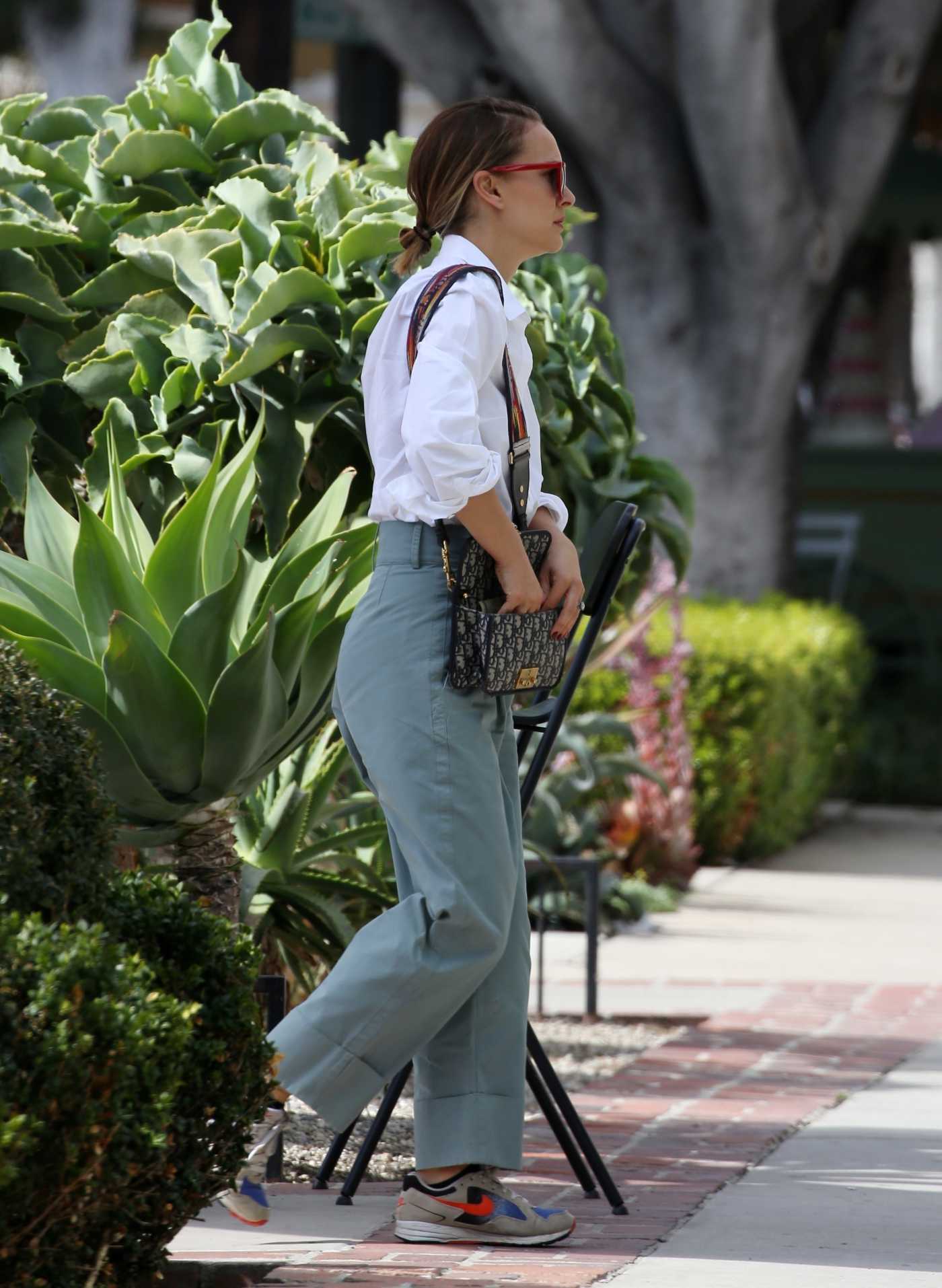 Natalie Portman in a White Sweater Does a Morning Grocery Run in Los