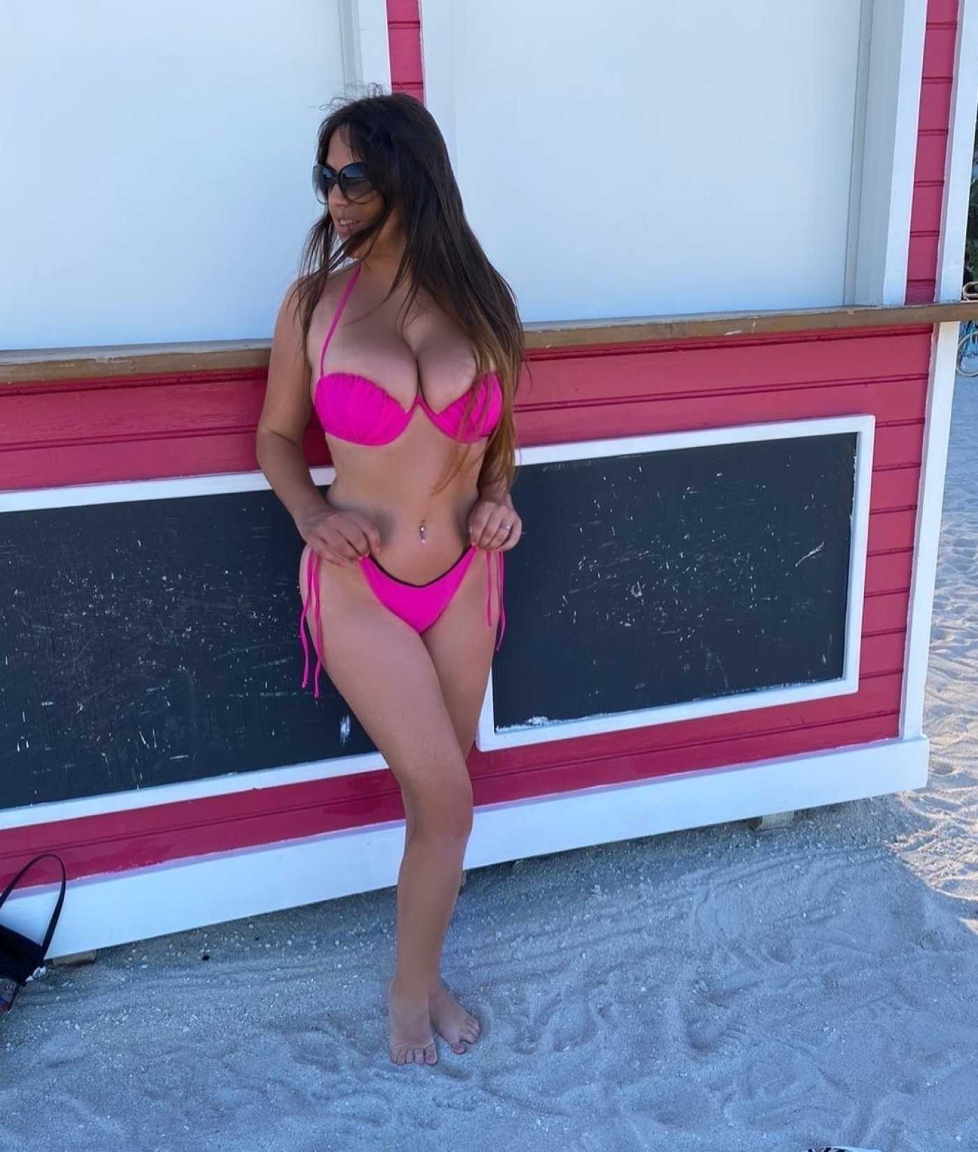 Claudia Romani In A Black Bikini On The Beach In Miami