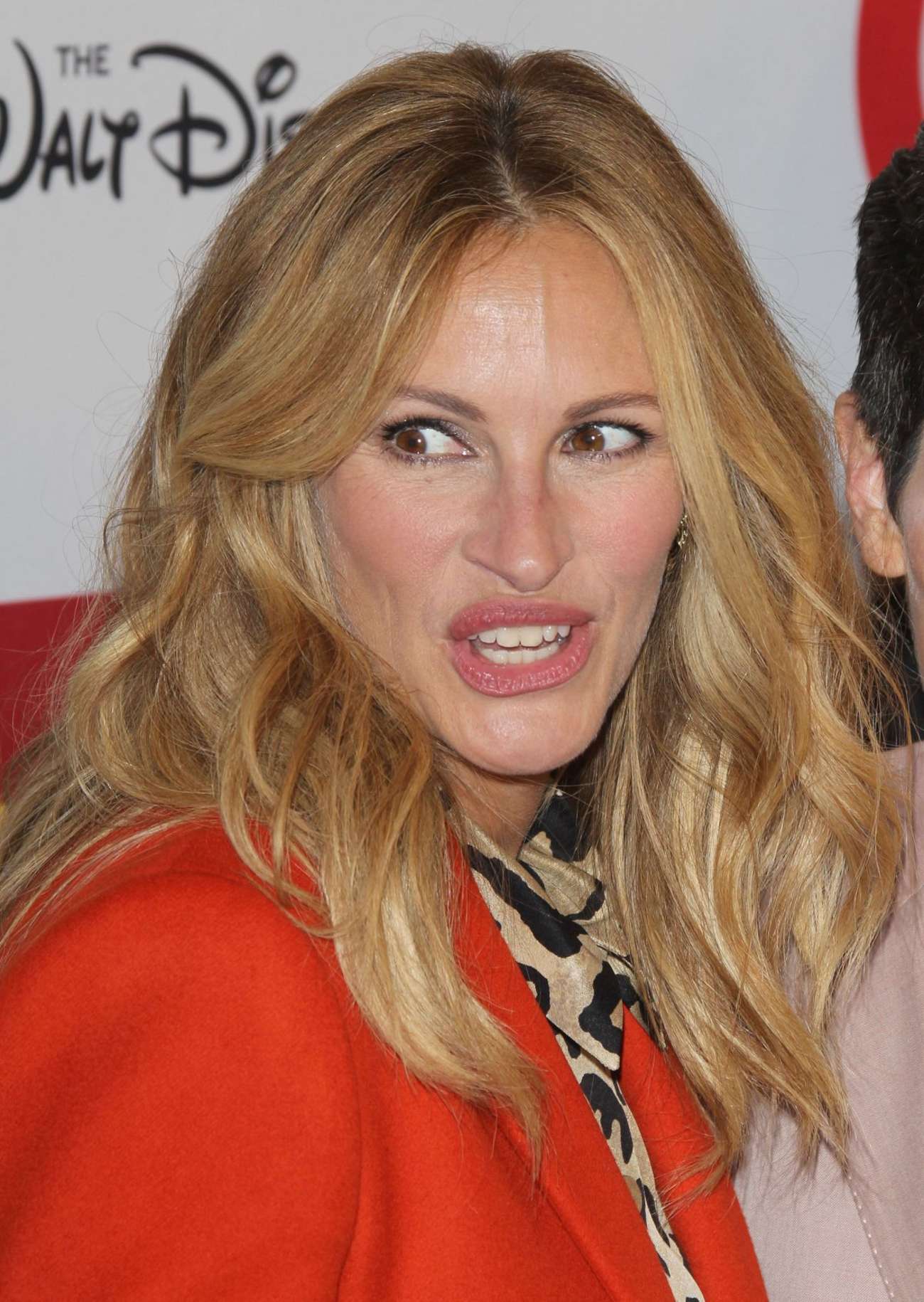 Julia Roberts in a Pink Coat on the Set of the New Advertising Campaign