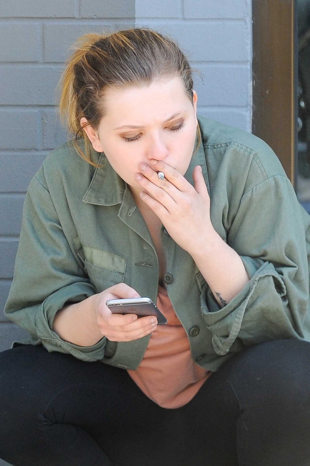 Abigail Breslin Enjoys a Cigarette in West Hollywood 06/25/2016-1