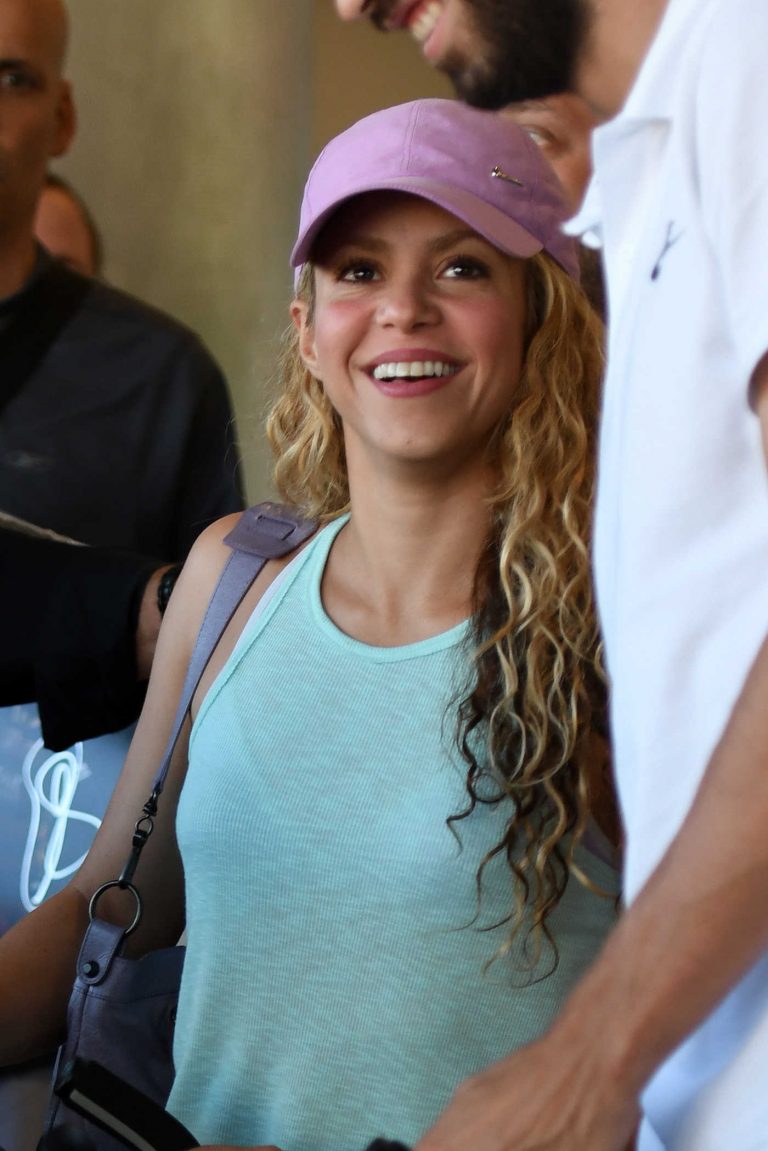 Shakira Arrives to Miami International Airport 07/06/2016-1