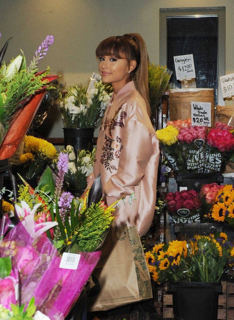 Ariana Grande Shops at Whole Foods in Beverly Hills 08/02/2016-1
