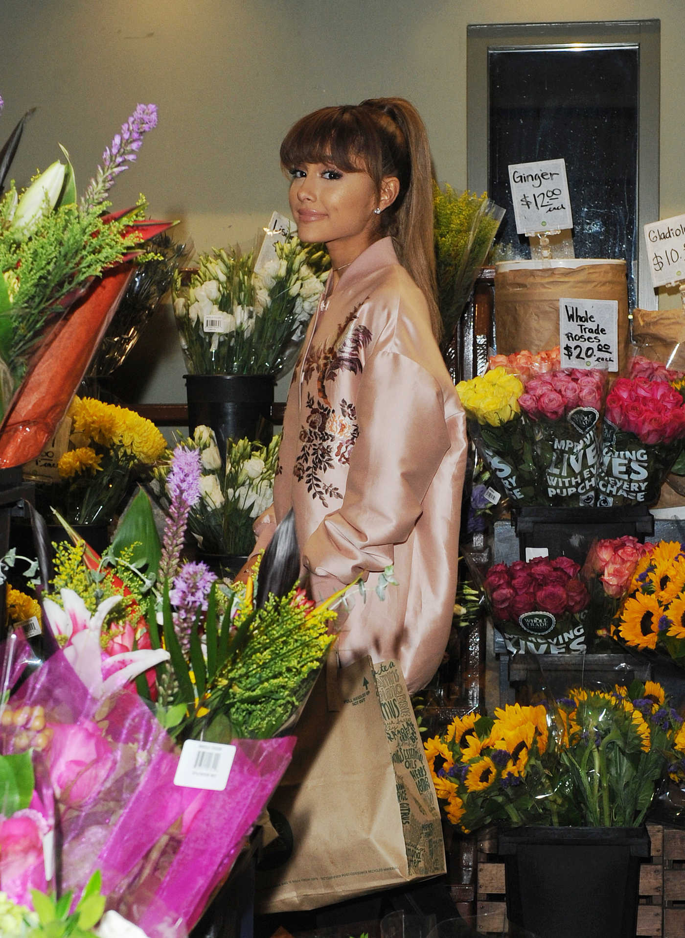 Ariana Grande Shops at Whole Foods in Beverly Hills 08/02/2016