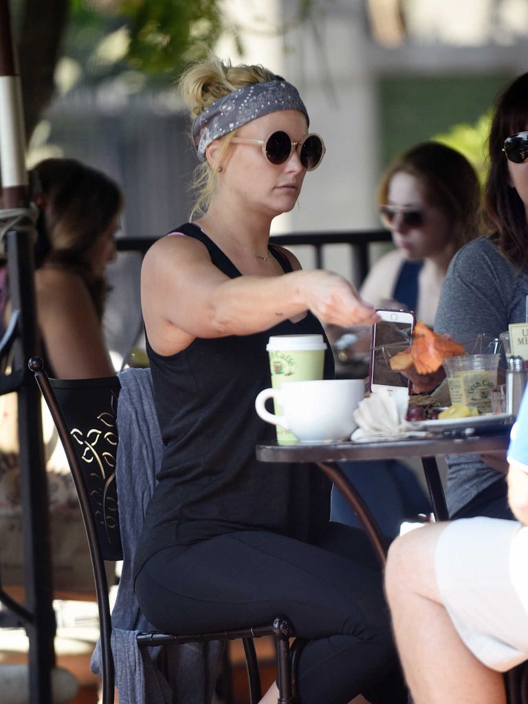 Miranda Lambert Was Seen at Urth Cafe in West Hollywood 08/03/2016-1