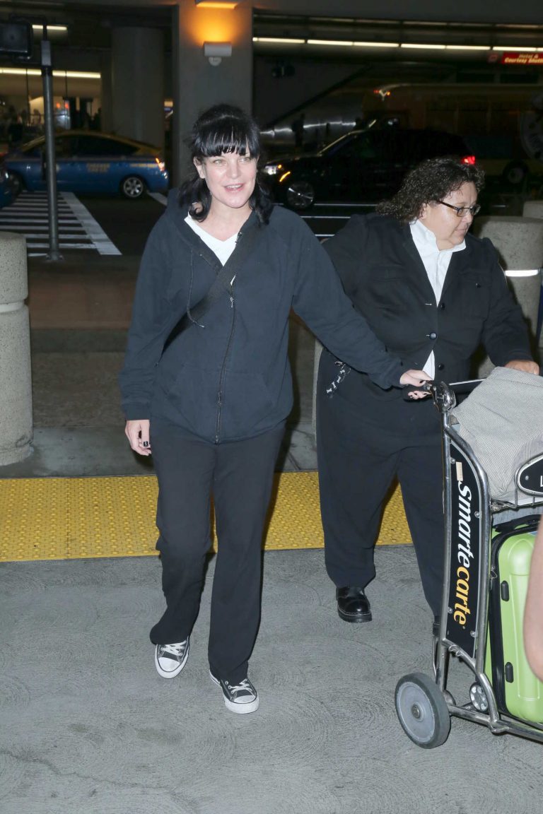 Pauley Perrette Arrives at LAX Airport in Los Angeles 09/05/2016-1