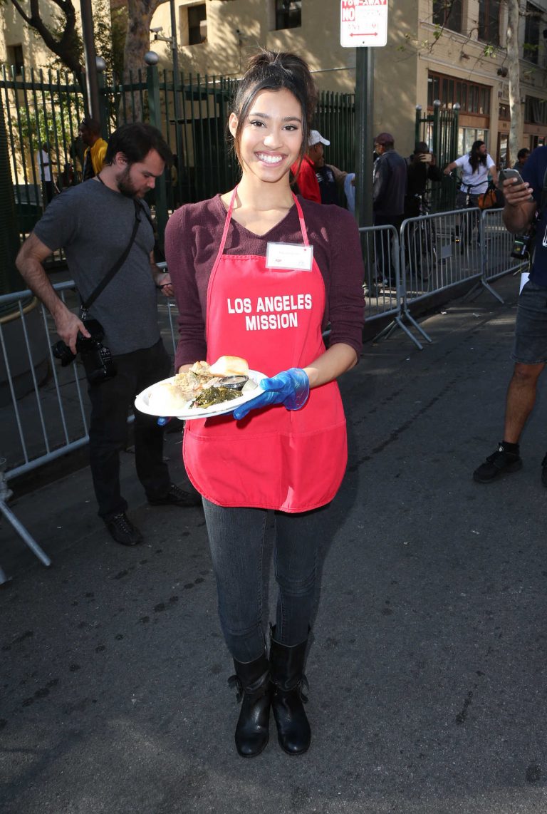 Kara Royster at LA Mission's Thanksgiving Dinner in Los Angeles 11/23/2016-1