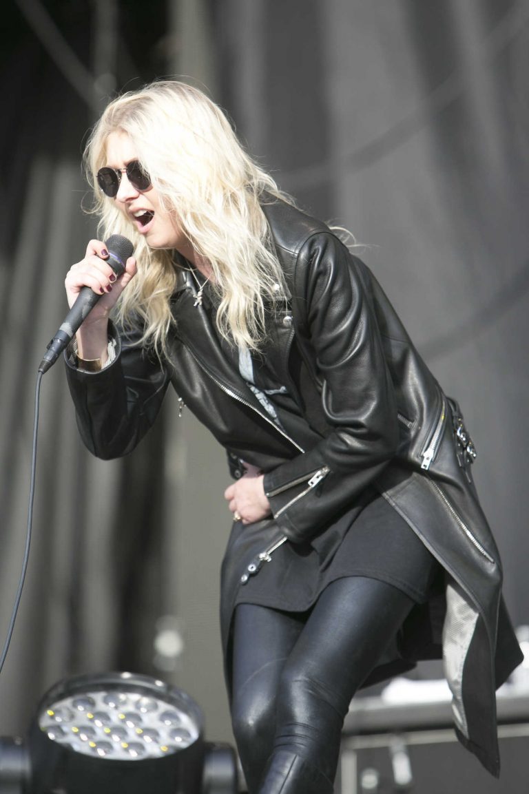 Taylor Momsen Performs at the Monster Energy Aftershock Festival in Sacramento 10/22/2016-1