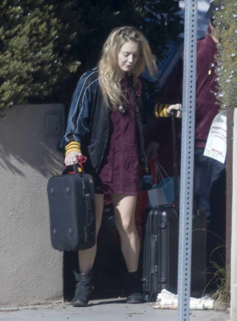 Billie Lourd Leaves Her Home in Los Angeles With Taylor Lautner 12/27/2016-1