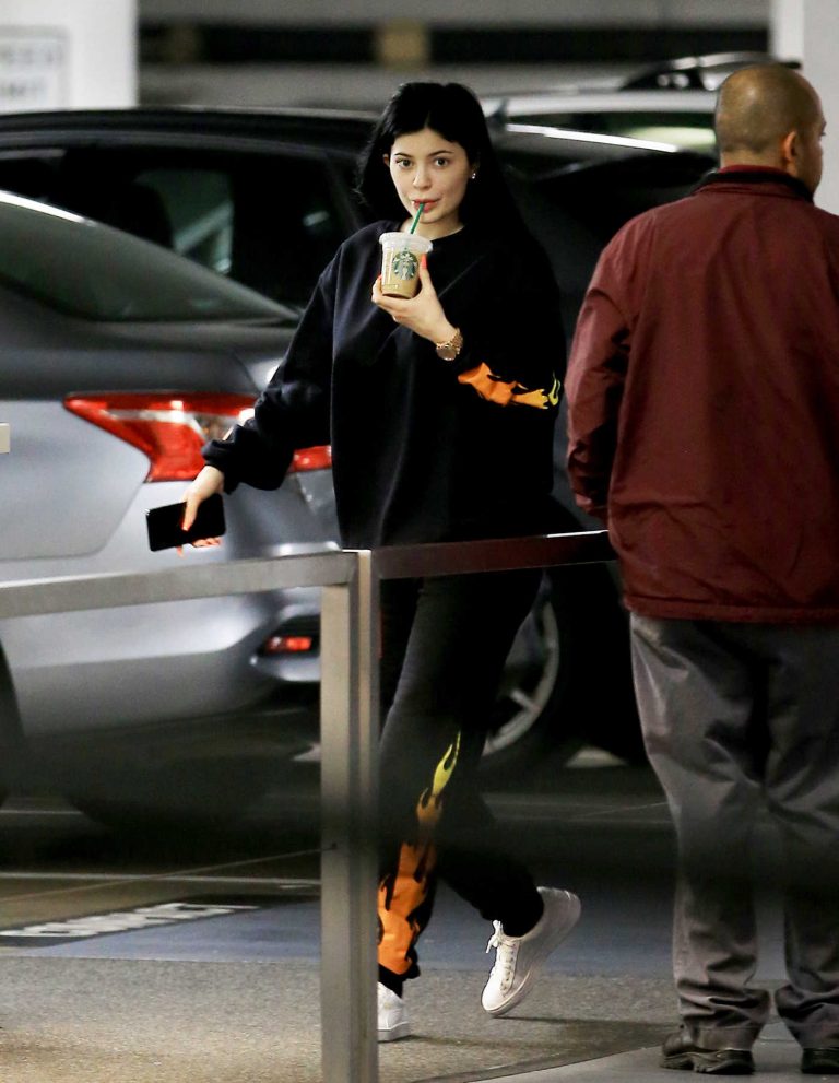 Kyli Jenner Goes Stopping by Starbucks in Beverly Hills 03/30/2017-1