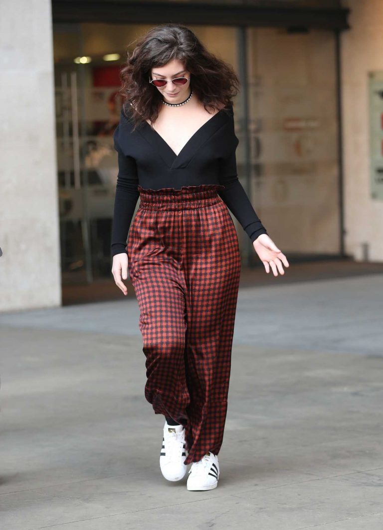 Lorde Arrives at the BBC Studios in London on the Nick Grimshaw Breakfast Radio Show 03/27/2017-1