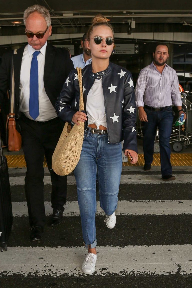 Olivia DeJonge Arrives at LAX Airport in Los Angeles 07/26/2017-1