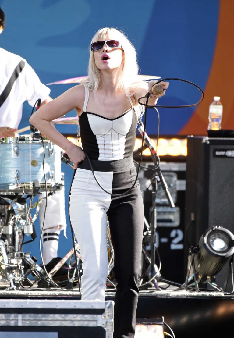 Hayley Williams Performs on Good Morning America's Summer Concert Series in New York City 08/25/2017-1