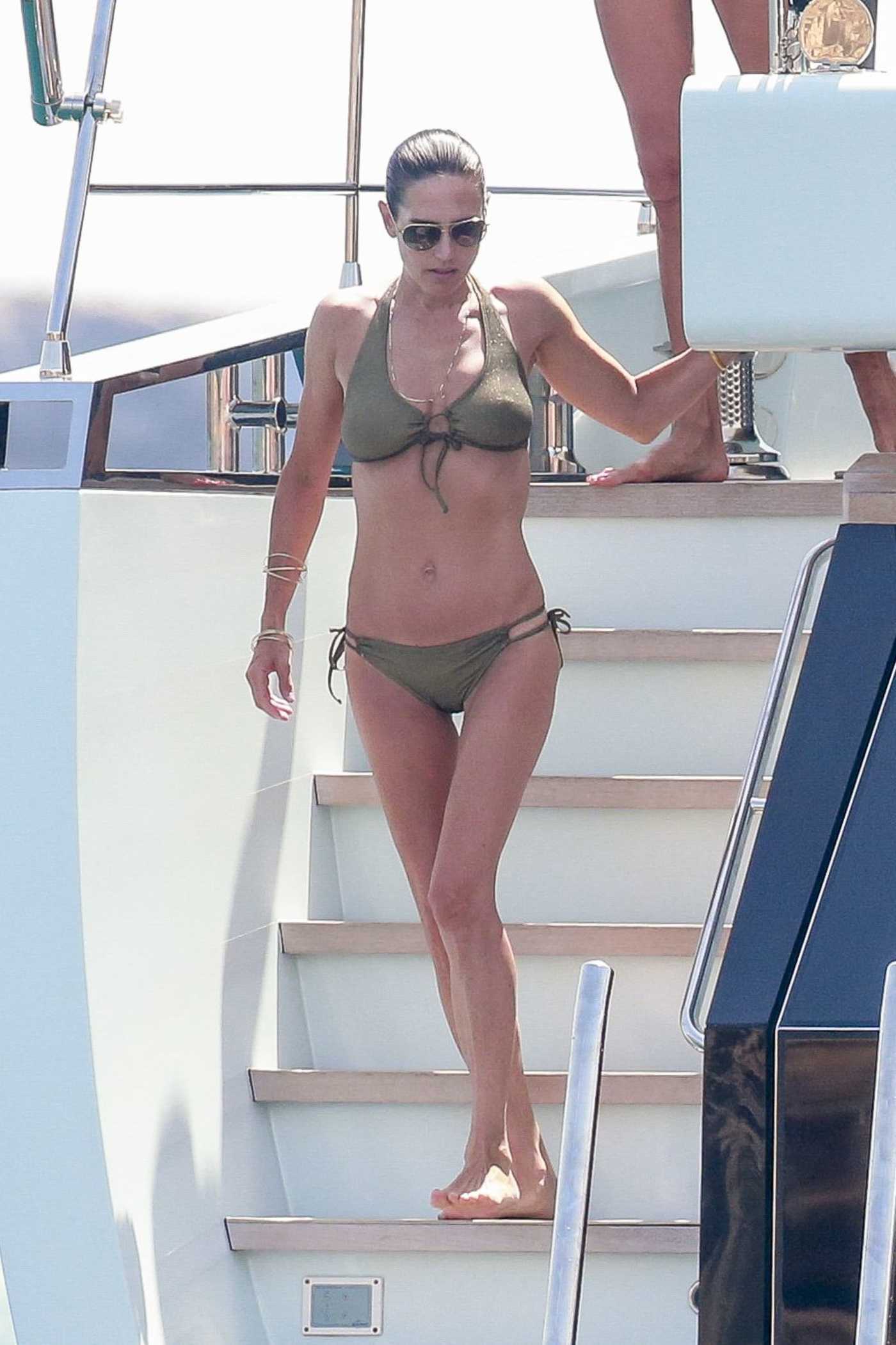 Jennifer Connelly stuns in a black bikini while relaxing on a yacht with  husband Paul Bettany during their vacation in Capri, Italy-120723_2