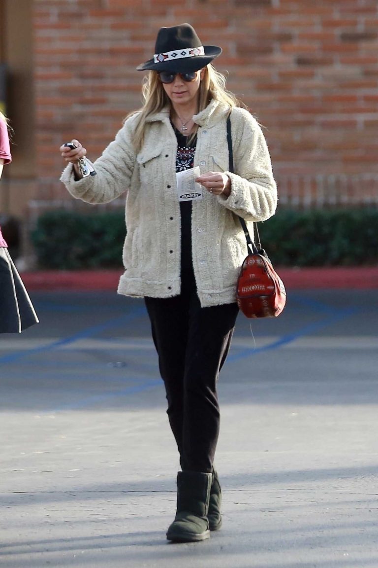 Mira Sorvino Was Spotted Out in Malibu 12/18/2017-1
