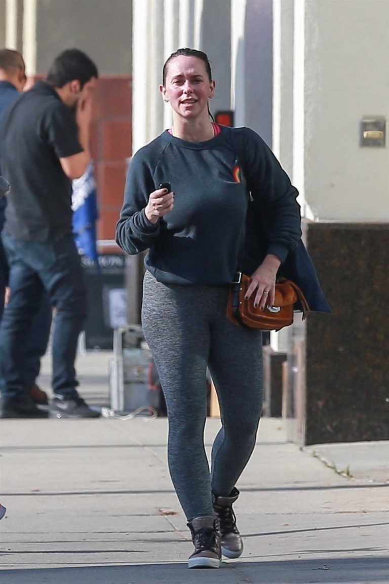 Jennifer Love Hewitt in a Gray Leggings