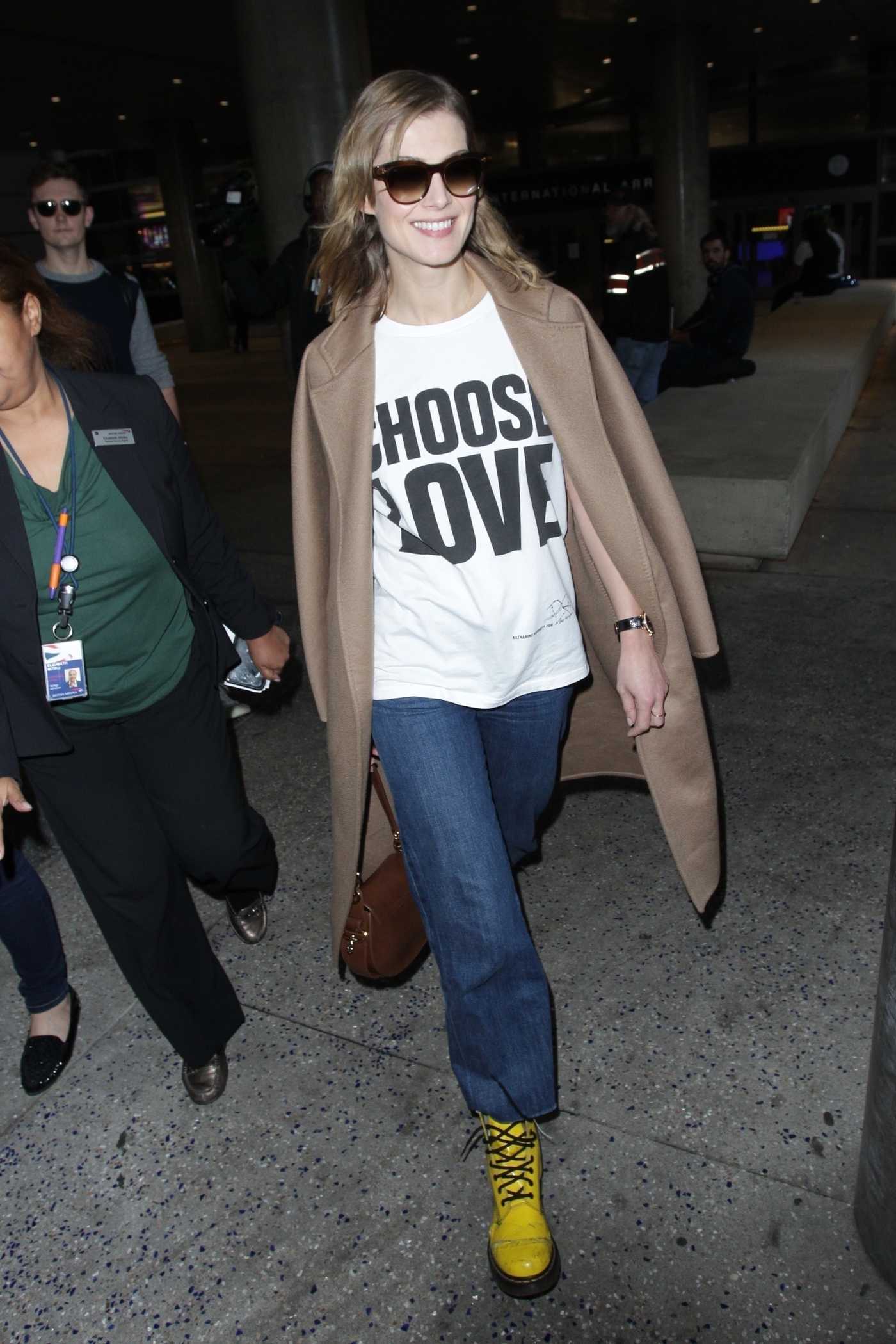 Rosamund Pike in a Beige Coat Arrives at LAX Airport in LA 11/17/2018