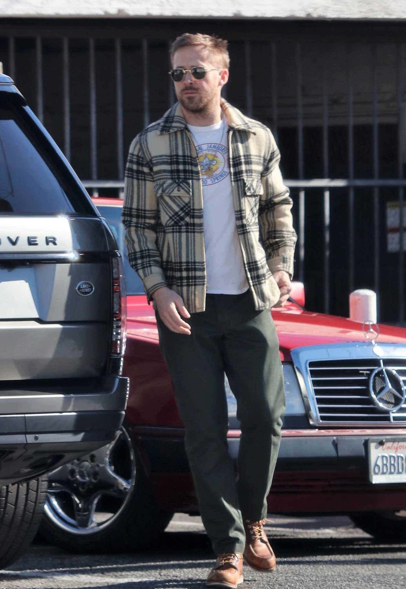 Ryan Gosling in a Plaid Shirt Was Spotted Out with His Daughters in LA 12/16/2018