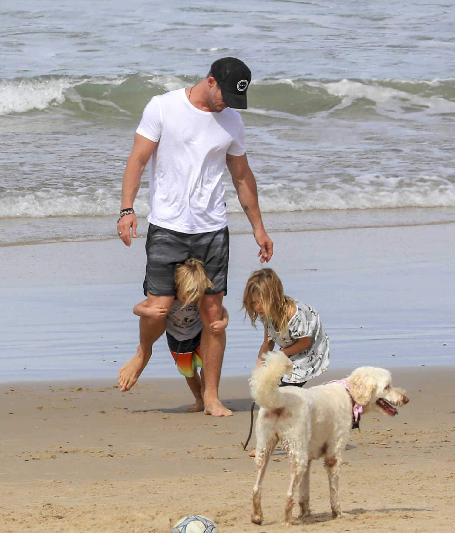 Chris Hemsworth Was Seen Out with Elsa Pataky on the Beach in Byron Bay 04/13/2019