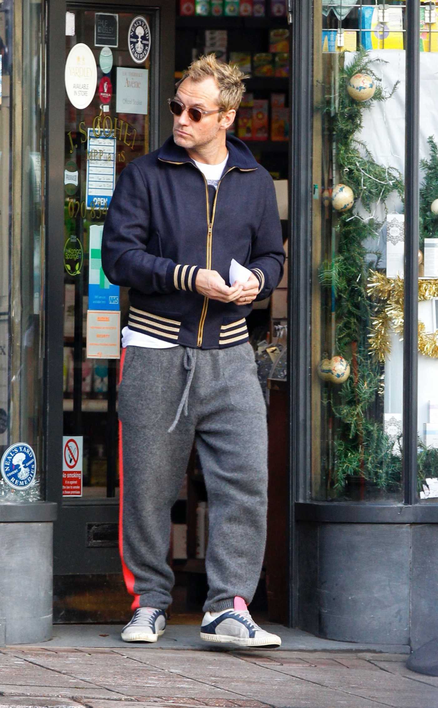 Jude Law in a Gray Sweatpants Out Shopping in London 11/27/2019