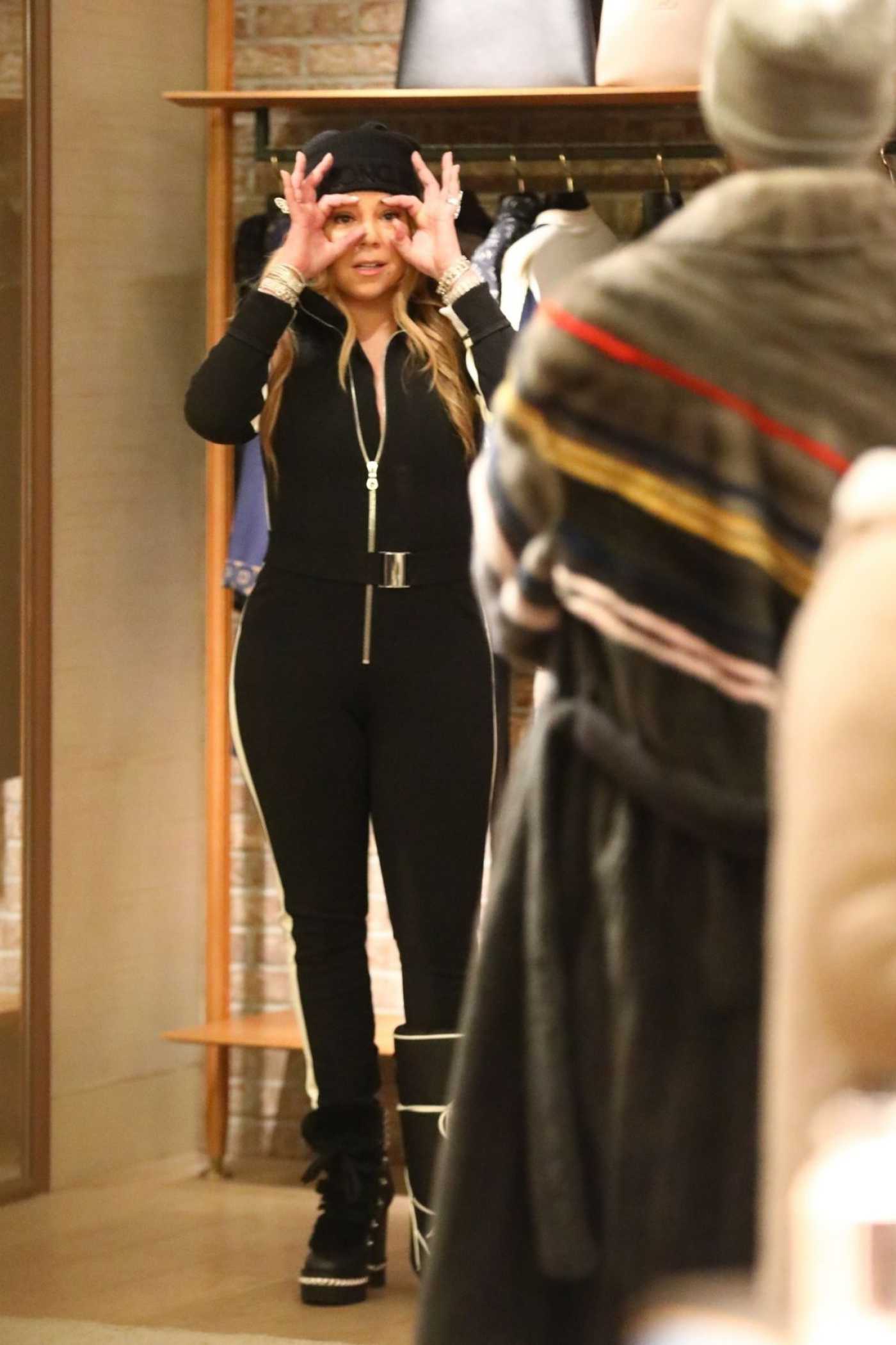 Mariah Carey in a Black Outfit Goes Christmas Shopping with Family in