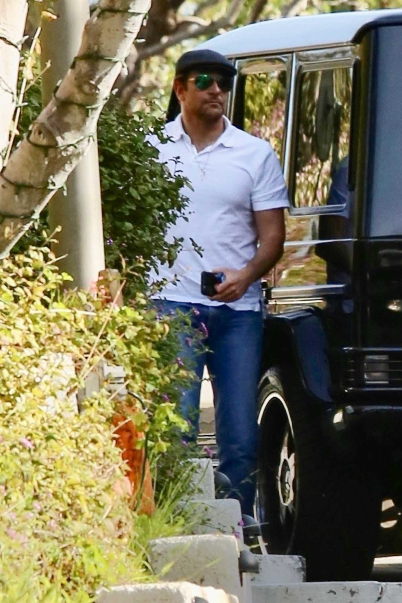 Bradley Cooper in a Black Cap Was Seen Out in Santa Monica 01/04/2020