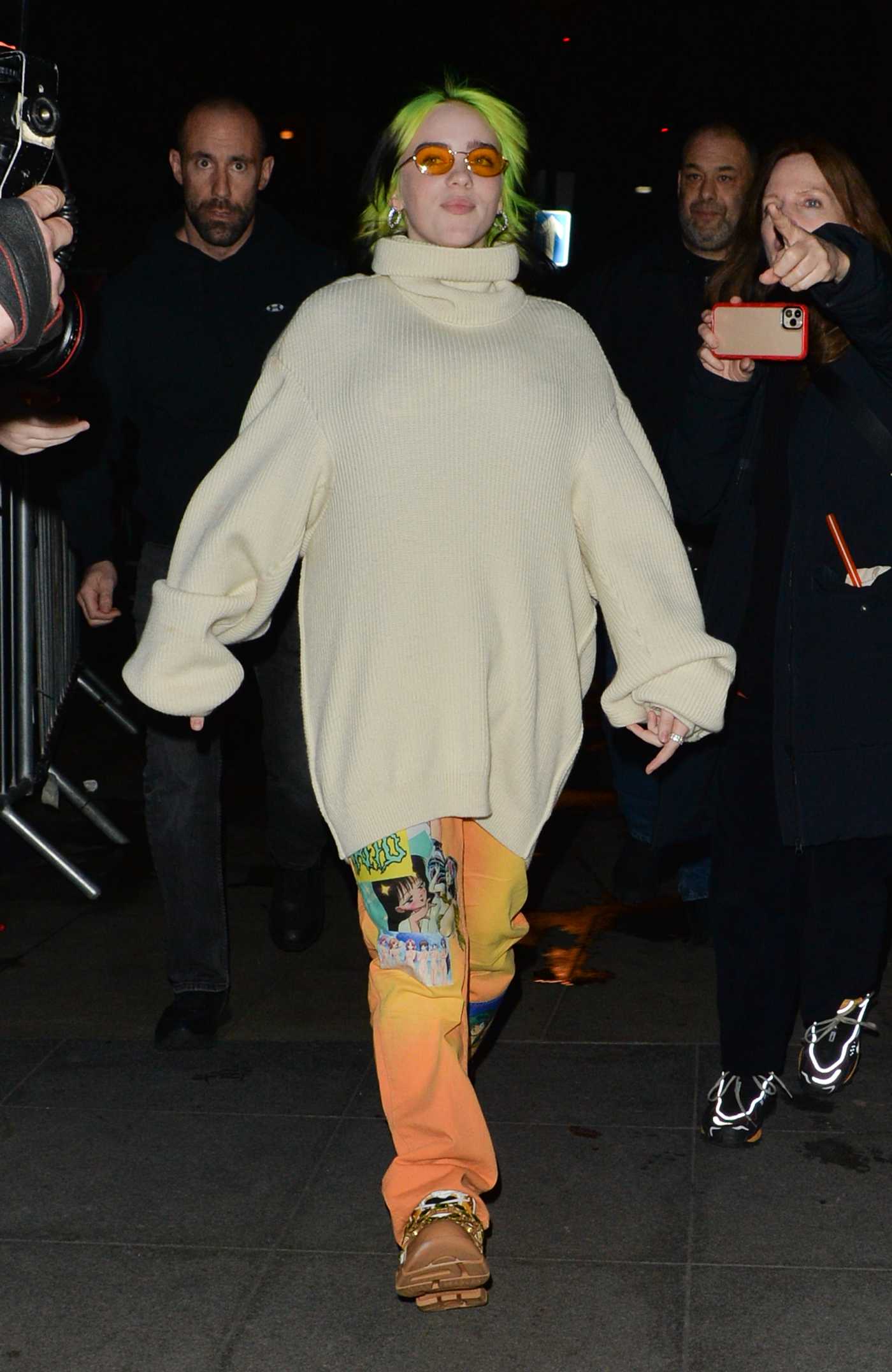 Billie Eilish in a Beige Oversized Sweater Arrives at the BBC Studios in London 02/19/2020