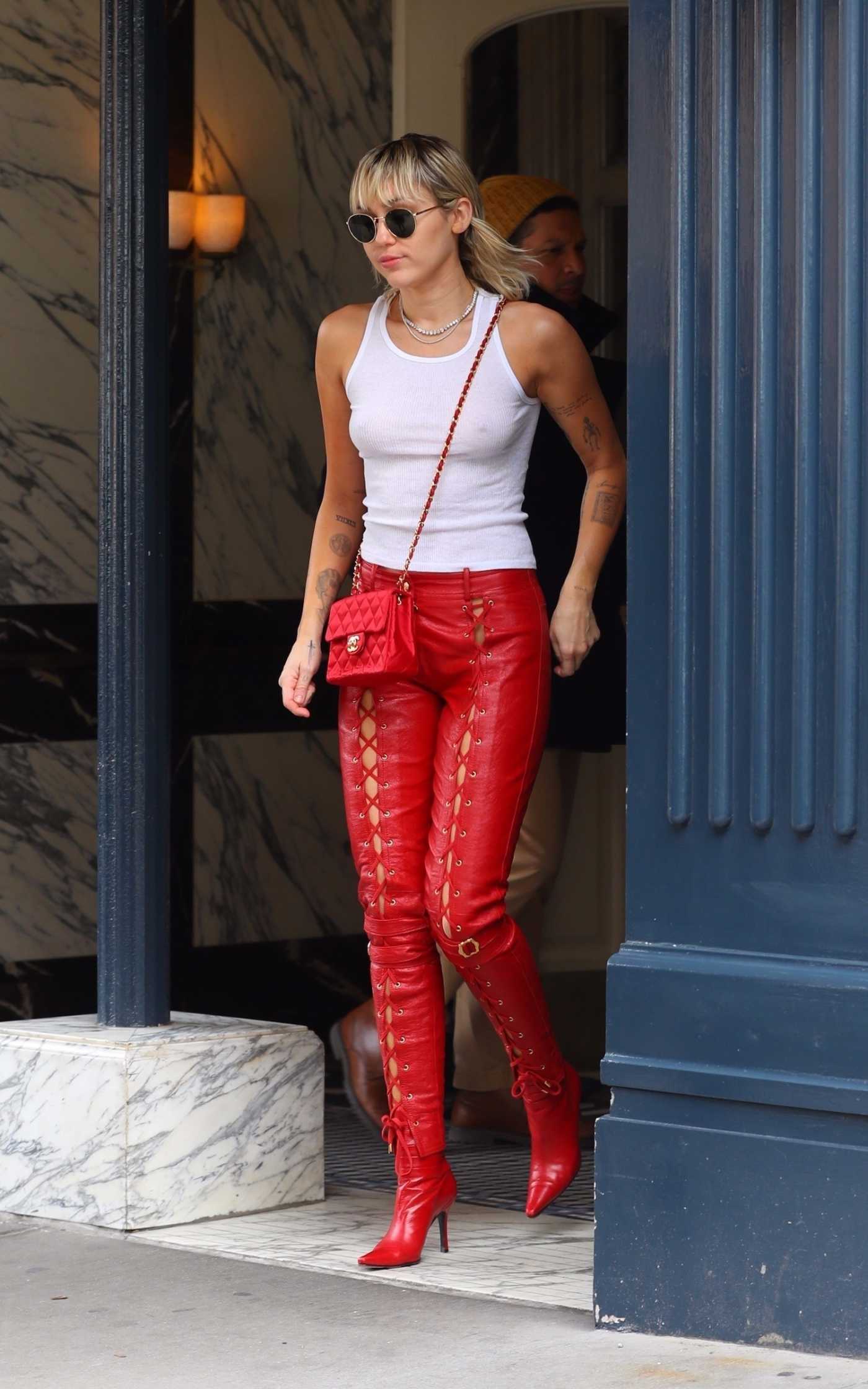 Miley Cyrus in a White Tank Top Was Seen Out in New York City 02/12/2020