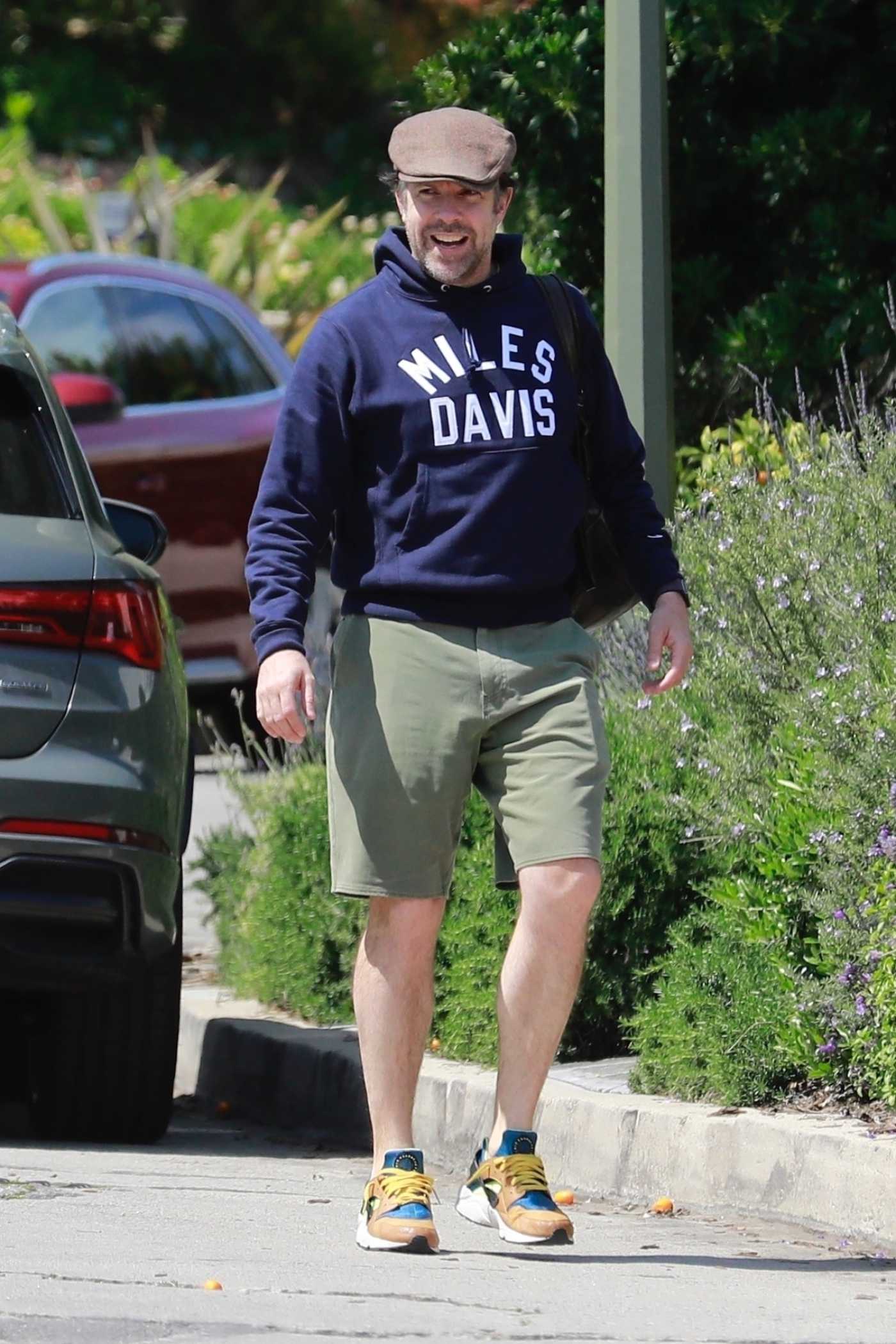 Jason Sudeikis in a Blue Hoody Was Seen Out in Los Angeles 03/29/2020