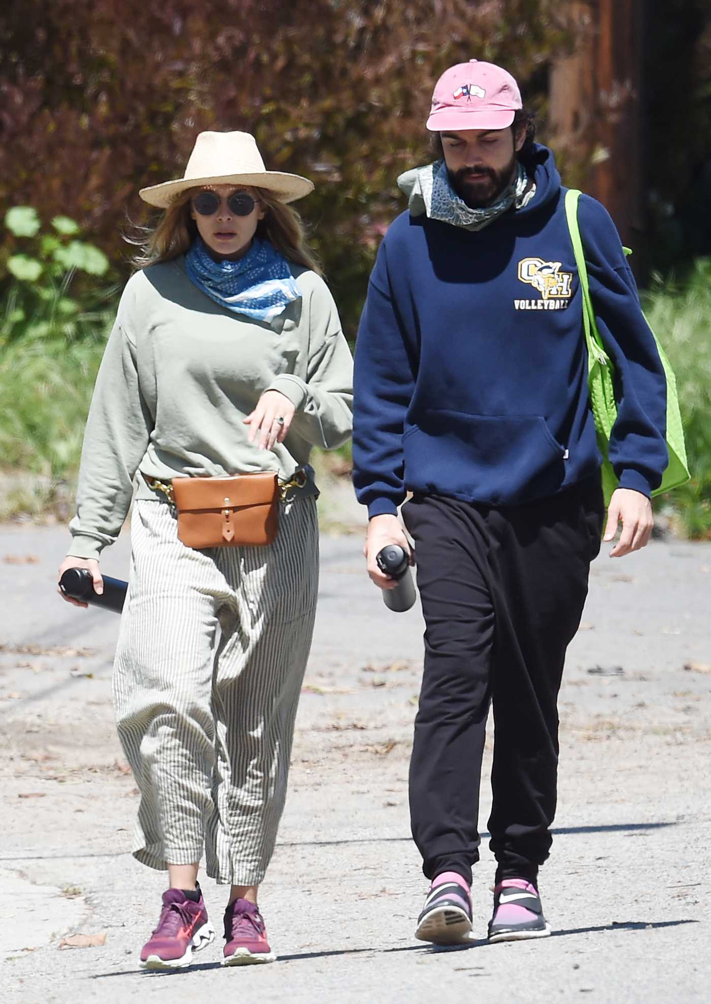 Elizabeth Olsen in a Black Sneakers Was Seen Out with Her ...