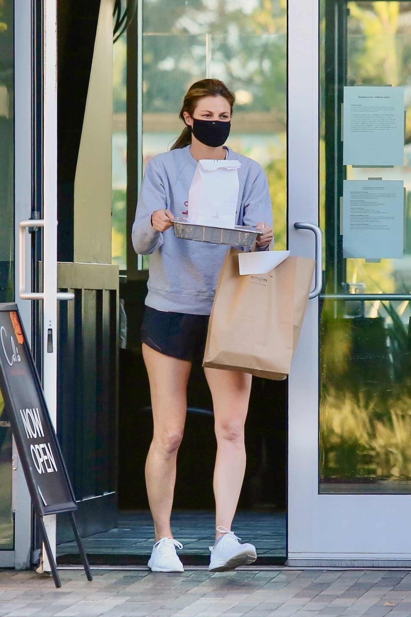 Erin Andrews in a Black Face Mask Picks up Lunch in Los Angeles 04/15/2020
