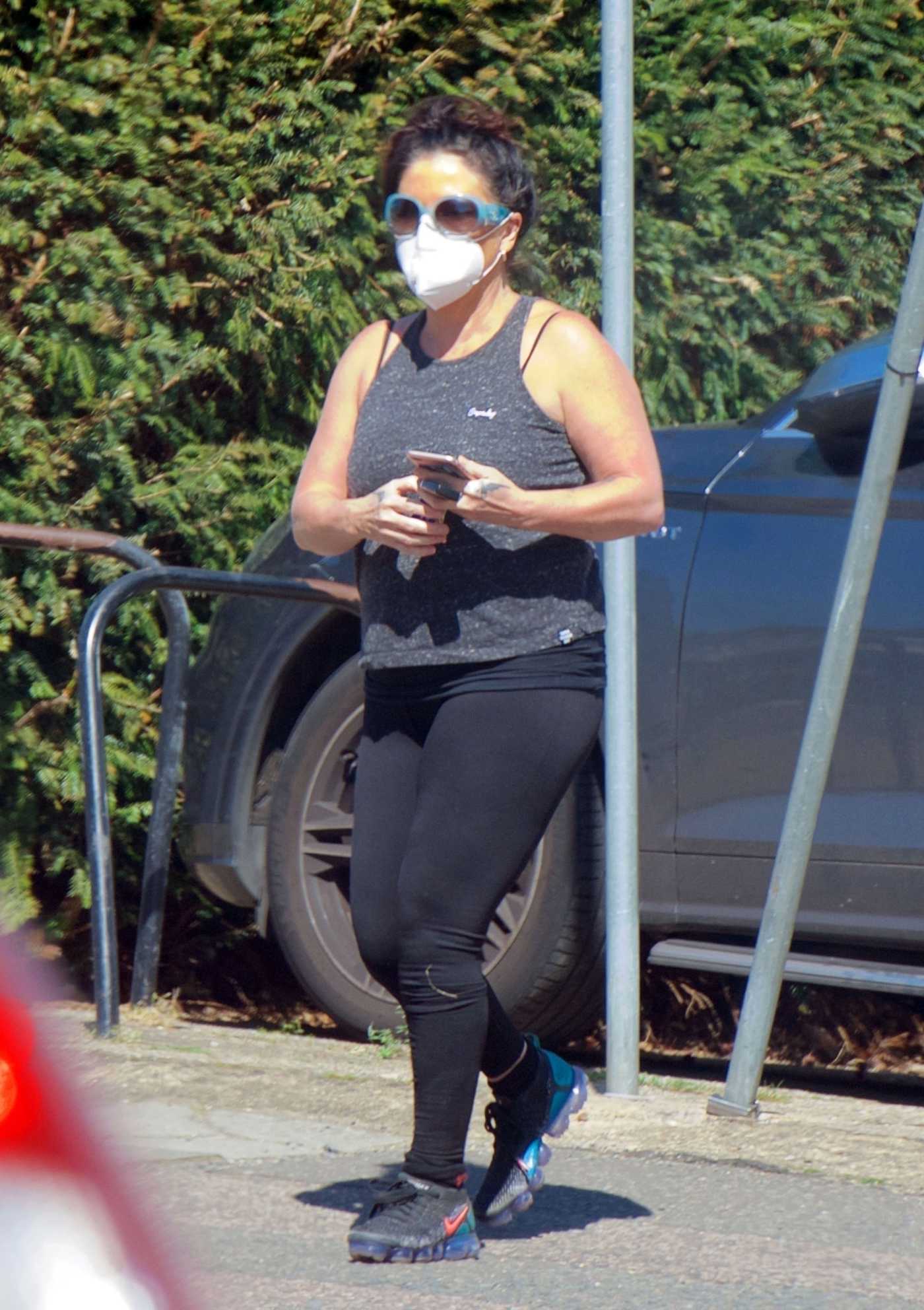 Jessie Wallace in a Gray Tank Top Goes Shopping During the COVID-19 Lockdown in London 04/21/2020