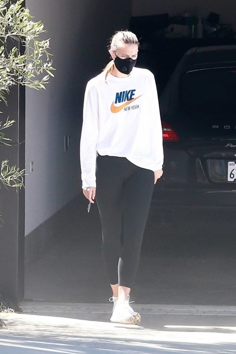 Maria Sharapova in a White Nike Sweatshirt