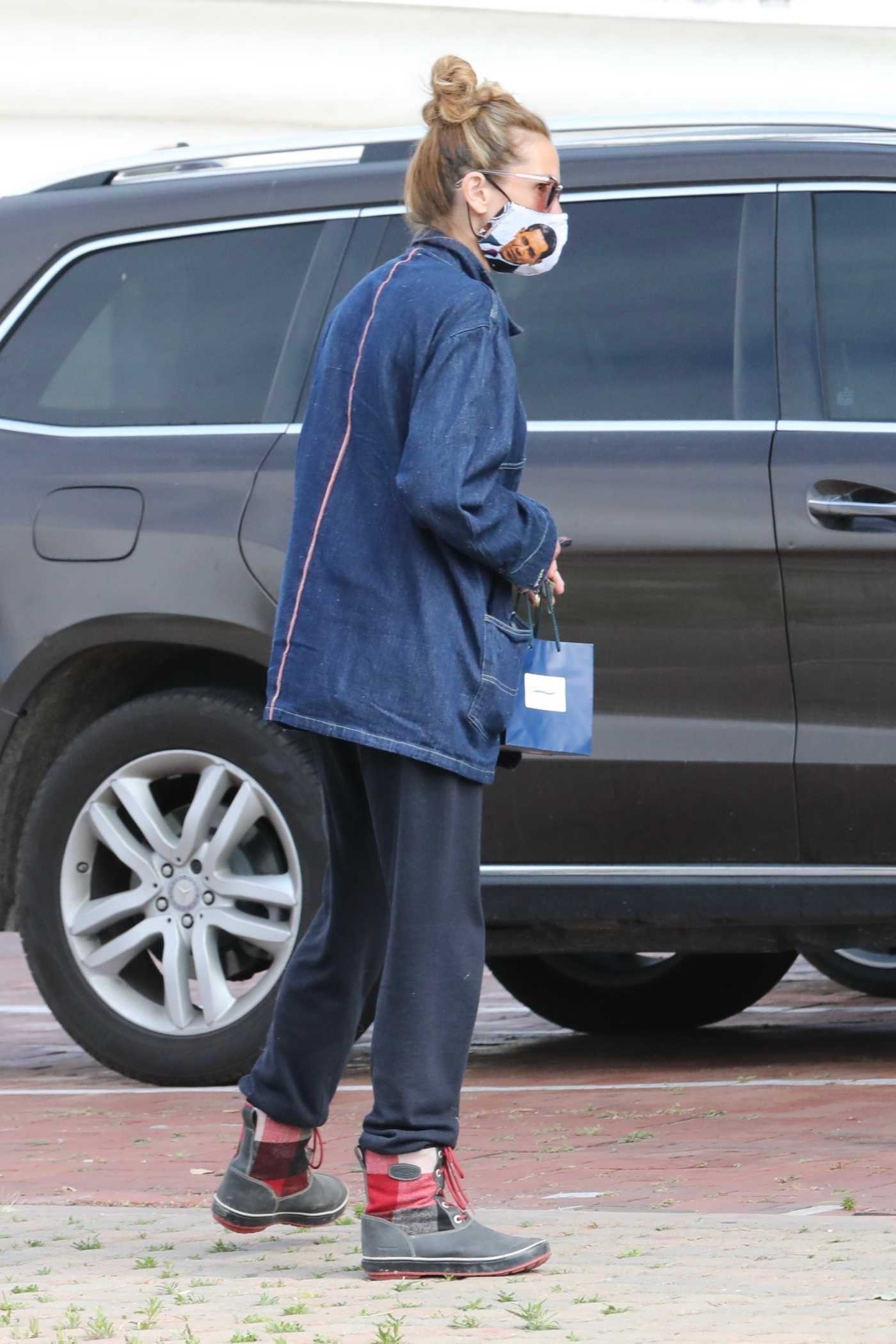 Julia Roberts in a Personalized Barack Obama Protective Mask Goes Shopping in Malibu 05/28/2020