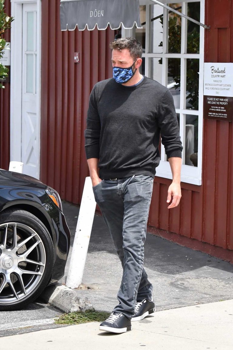 Ben Affleck in a Gray Long Sleeves T-Shirt