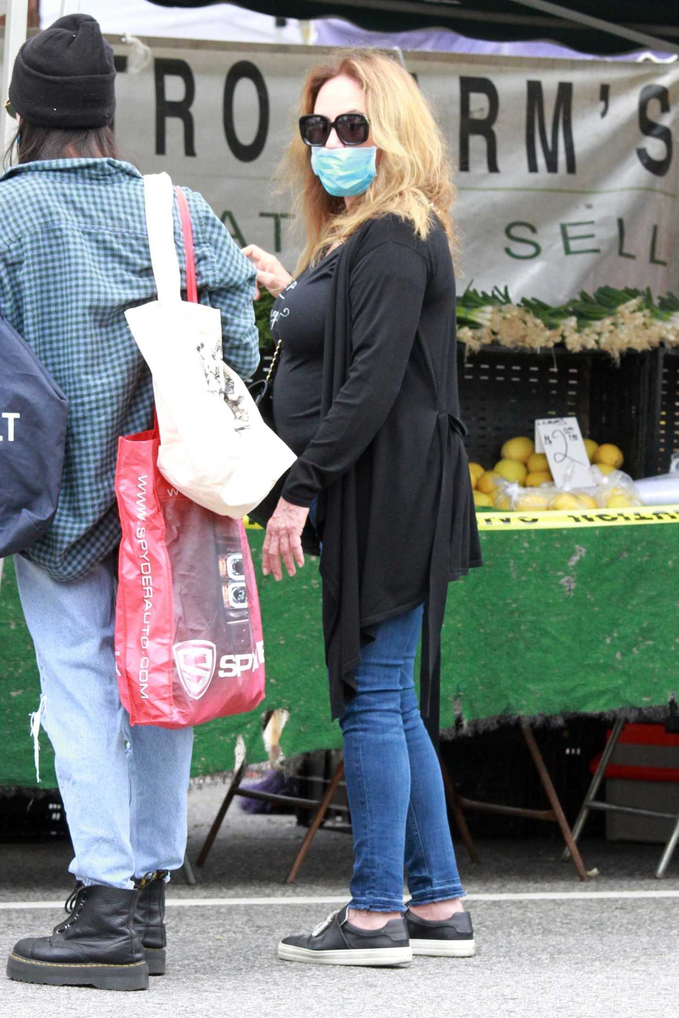 Catherine Bach in a Protective Mask Arrives at the Farmers Market in Los Angeles 06/28/2020