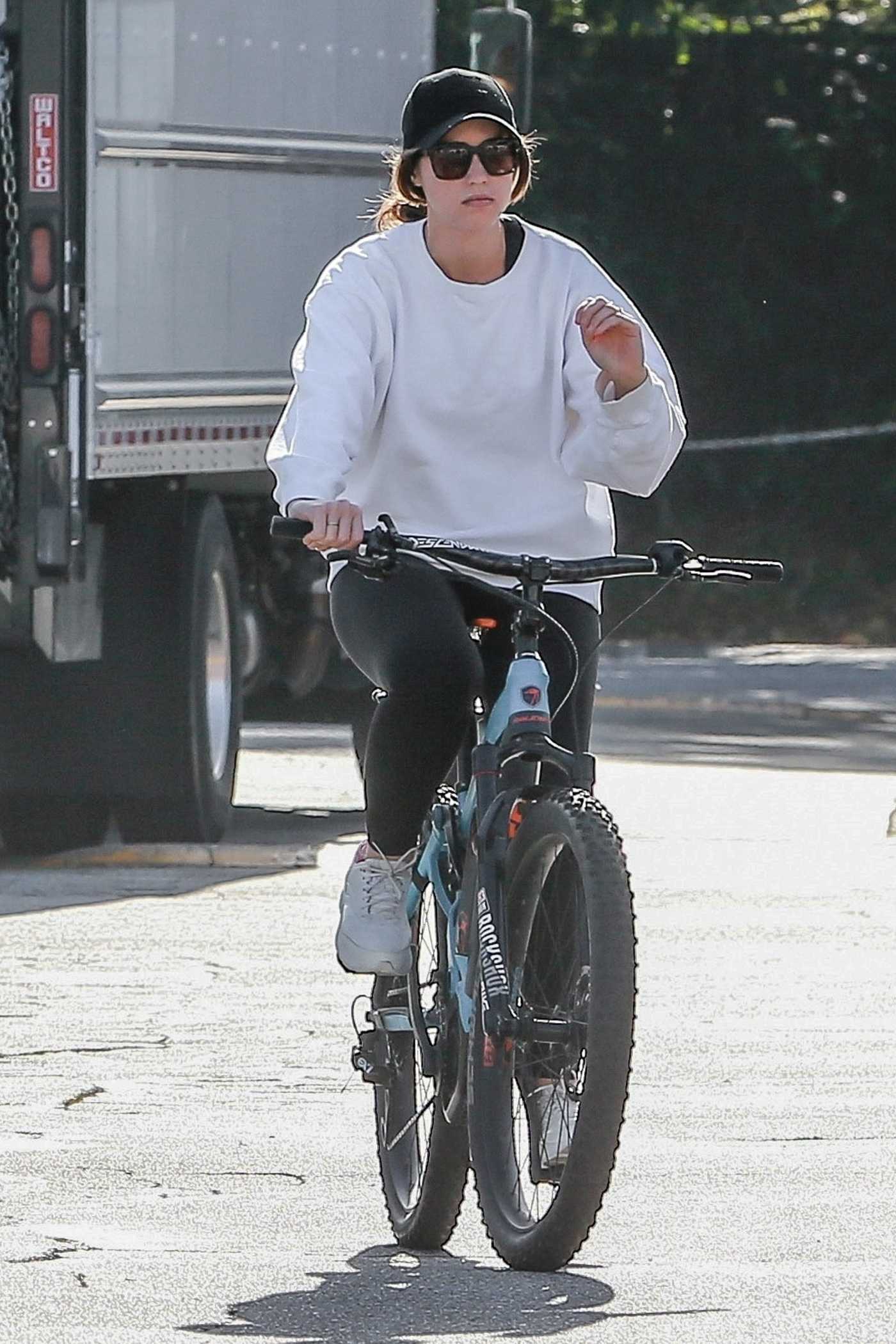 Christina Schwarzenegger Enjoys a Bike Ride with Her Father Arnold Schwarzenegger in Brentwood 06/15/2020