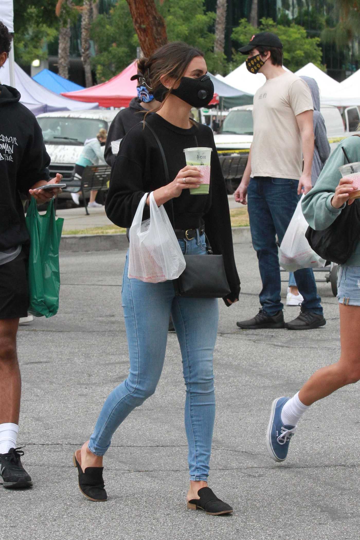 Hayley Erbert in a Black Protective Mask Was Seen at the Farmers Market with Friends in Studio City 06/28/2020