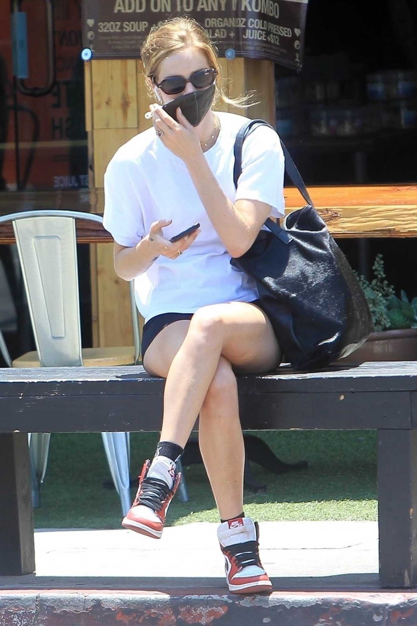 Samara Weaving in a White Tee Takes a Break During Her Shopping Excursion in West Hollywood 06/27/2020