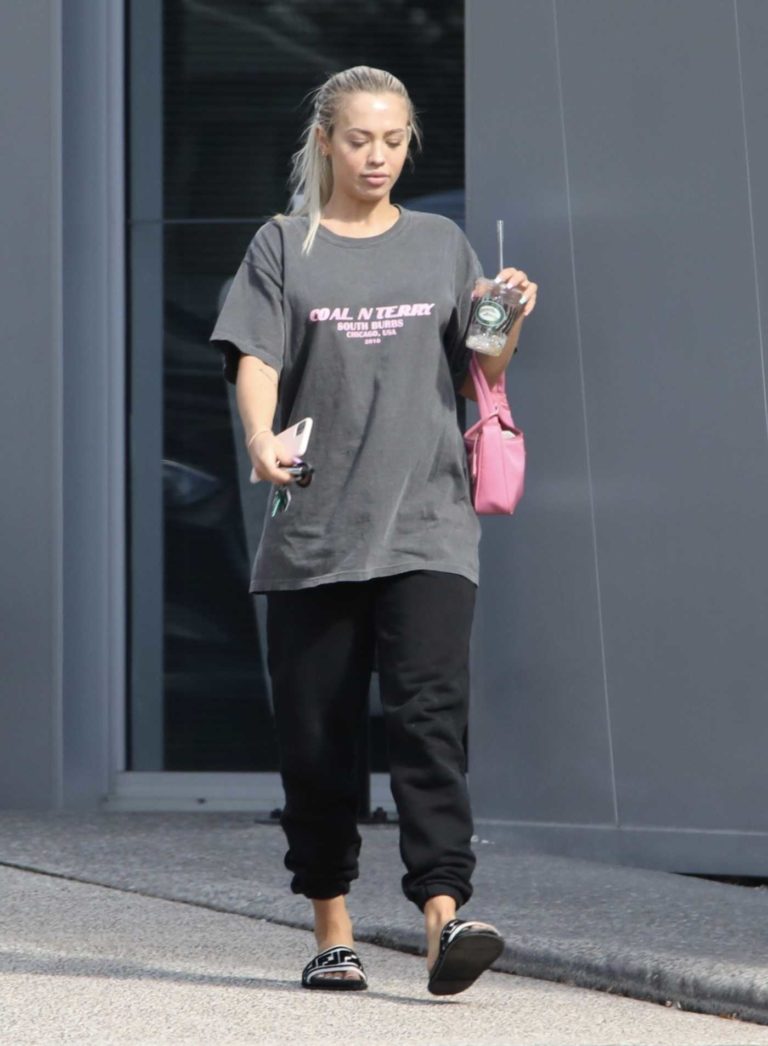 Tammy Hembrow in a Gray Tee