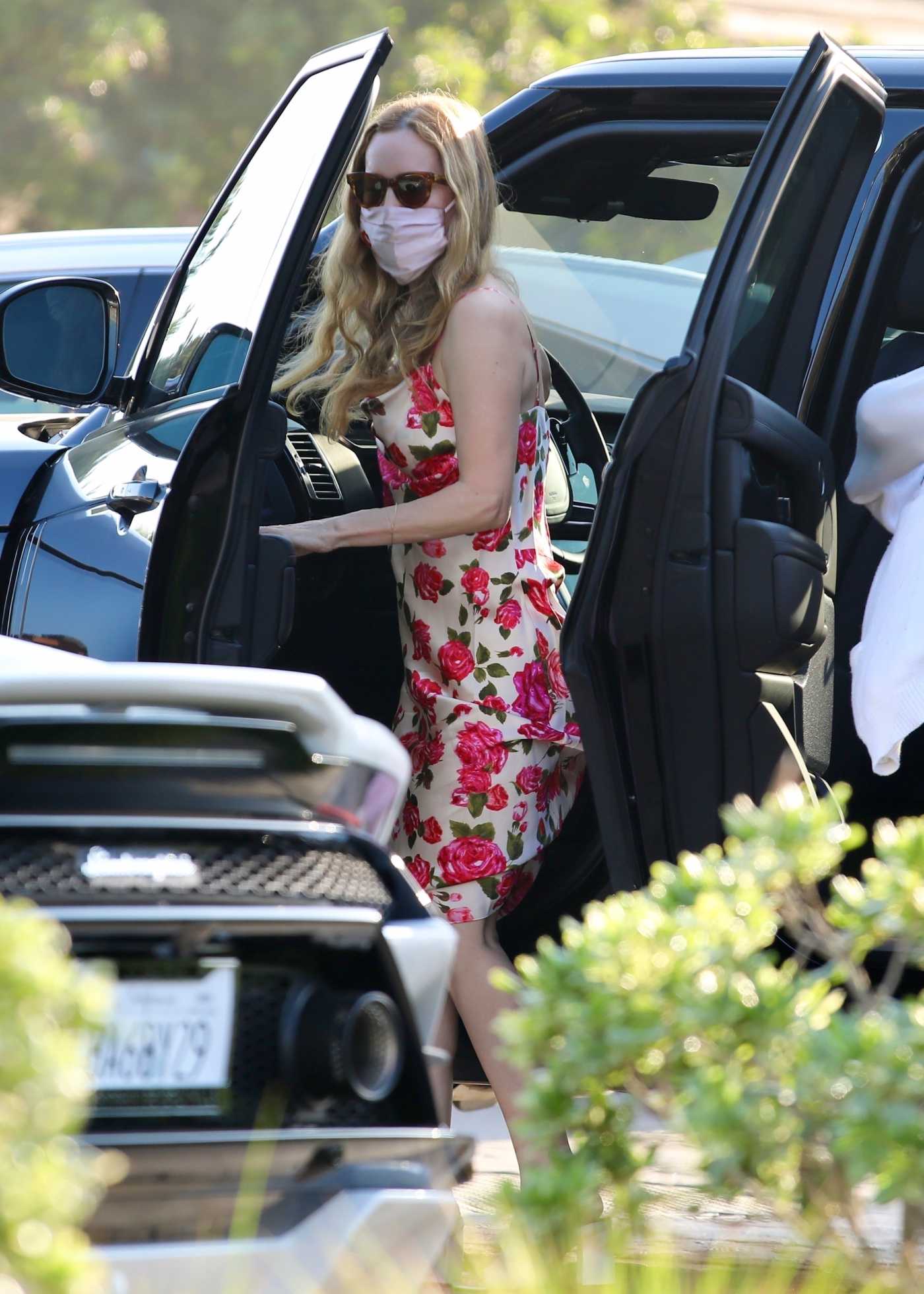 Leslie Mann in a Floral Dress Arrives for Dinner with Her Daughters at Nobu in Malibu 08/27/2020