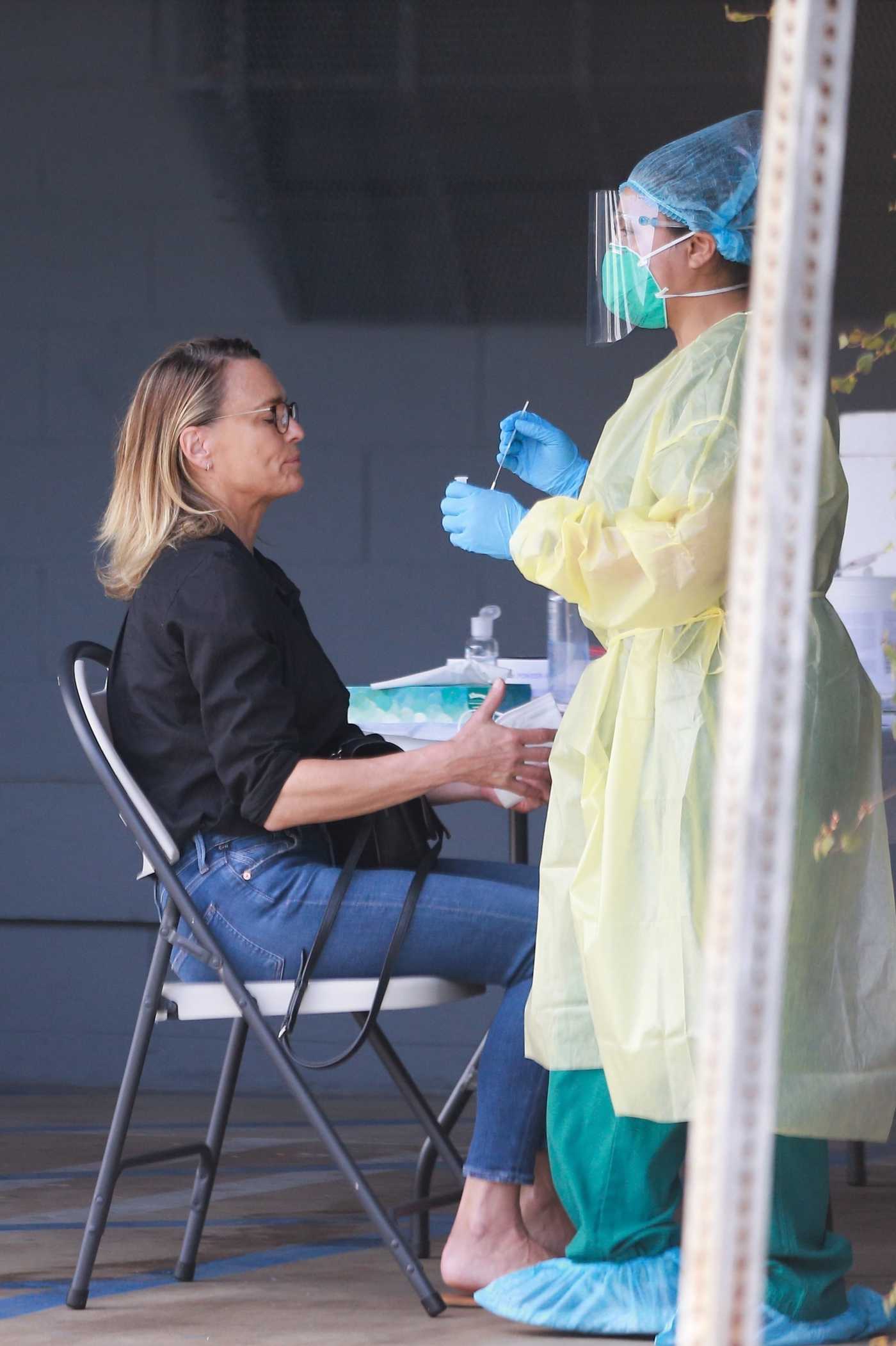 Robin Wright in a Black Shirt Gets Tested for Covid-19 Before Heading to a Studio in Los Angeles 08/24/2020