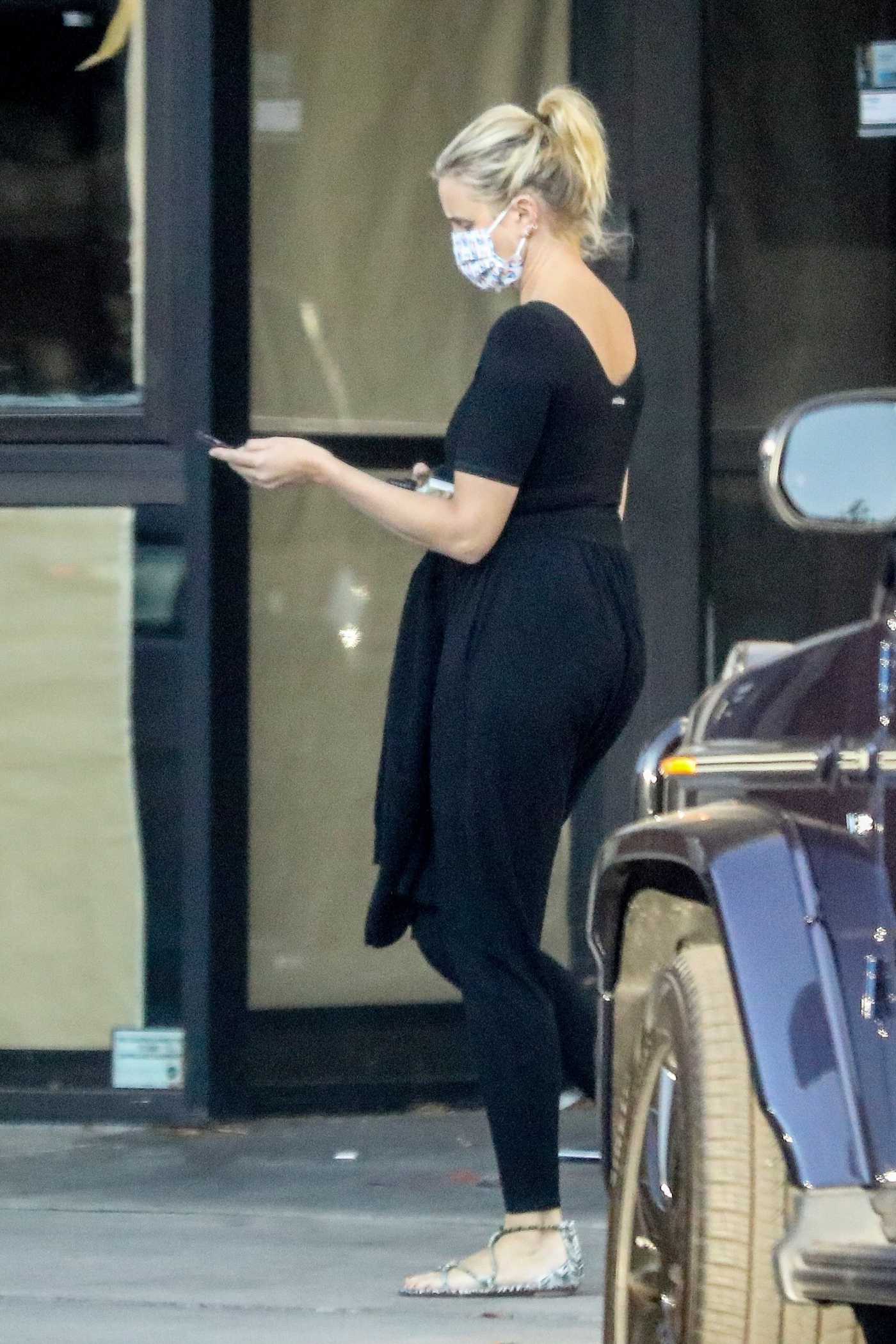 Cameron Diaz in a Black Workout Ensemble Leaves Her Physical Therapist in Beverly Hills 09/24/2020