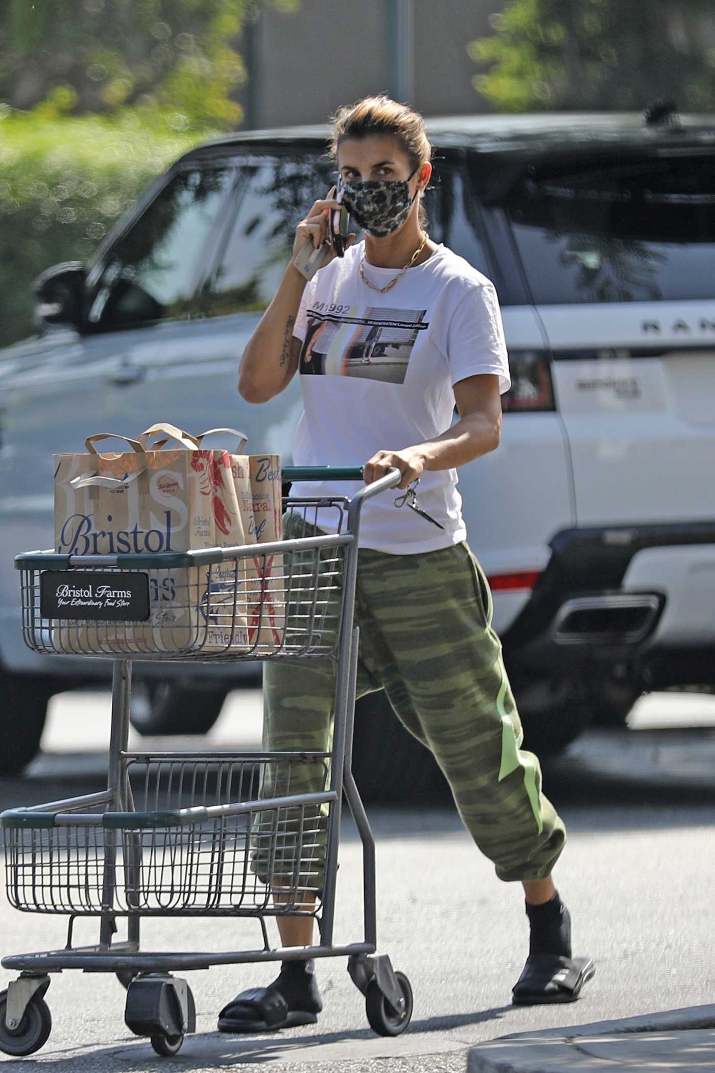 Elisabetta Canalis in a Camo Pants Goes Grocery Shopping at Bristol Farms in West Hollywood 09/25/2020