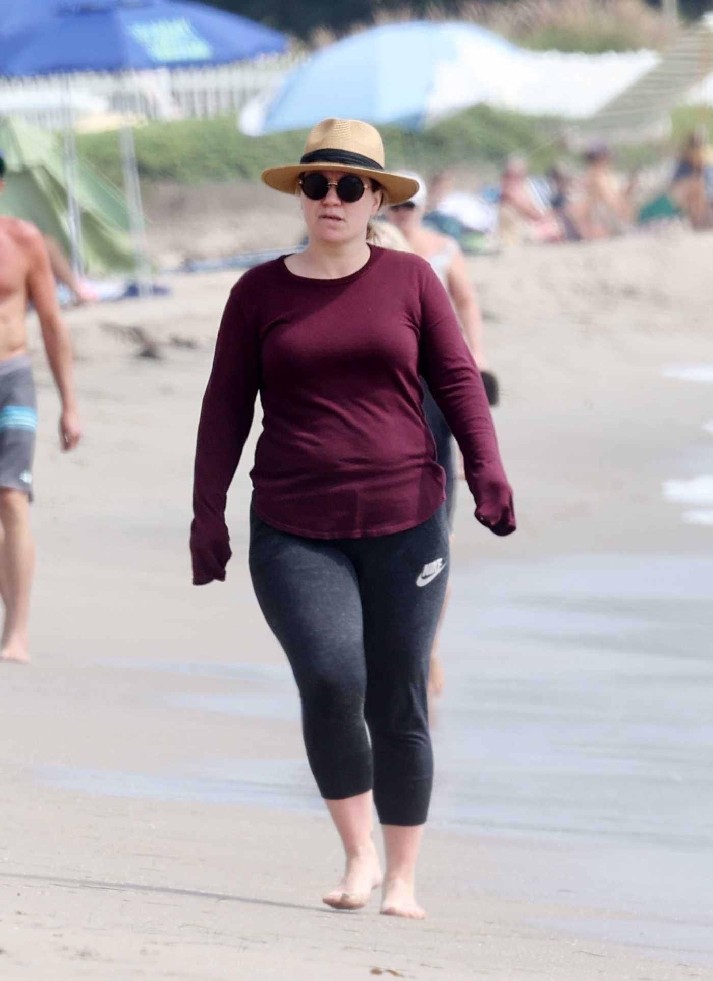 Kelly Clarkson in a Beige Hat Was Seen on the Beach in Manhattan, NYC 09/21/2020