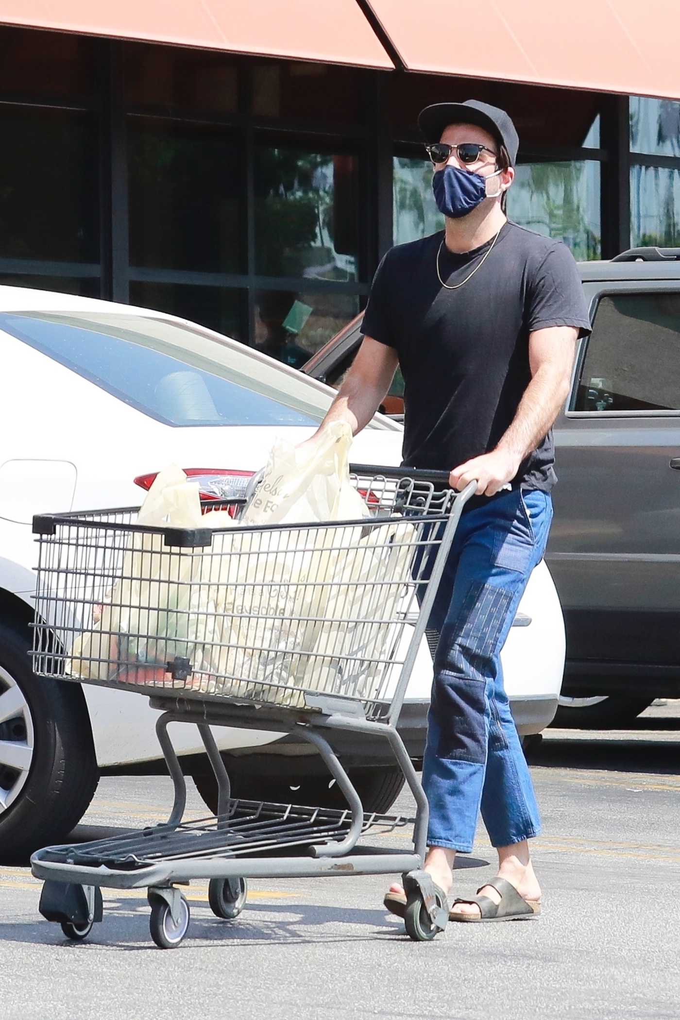 Zachary Quinto in a Black Tee Goes Grocery Shopping in Los Feliz 09/04/2020