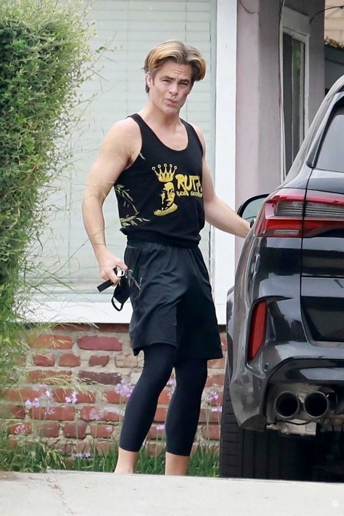 Chris Pine in a Black Tank Top Leaves His Gym in Los Angeles 10/08/2020