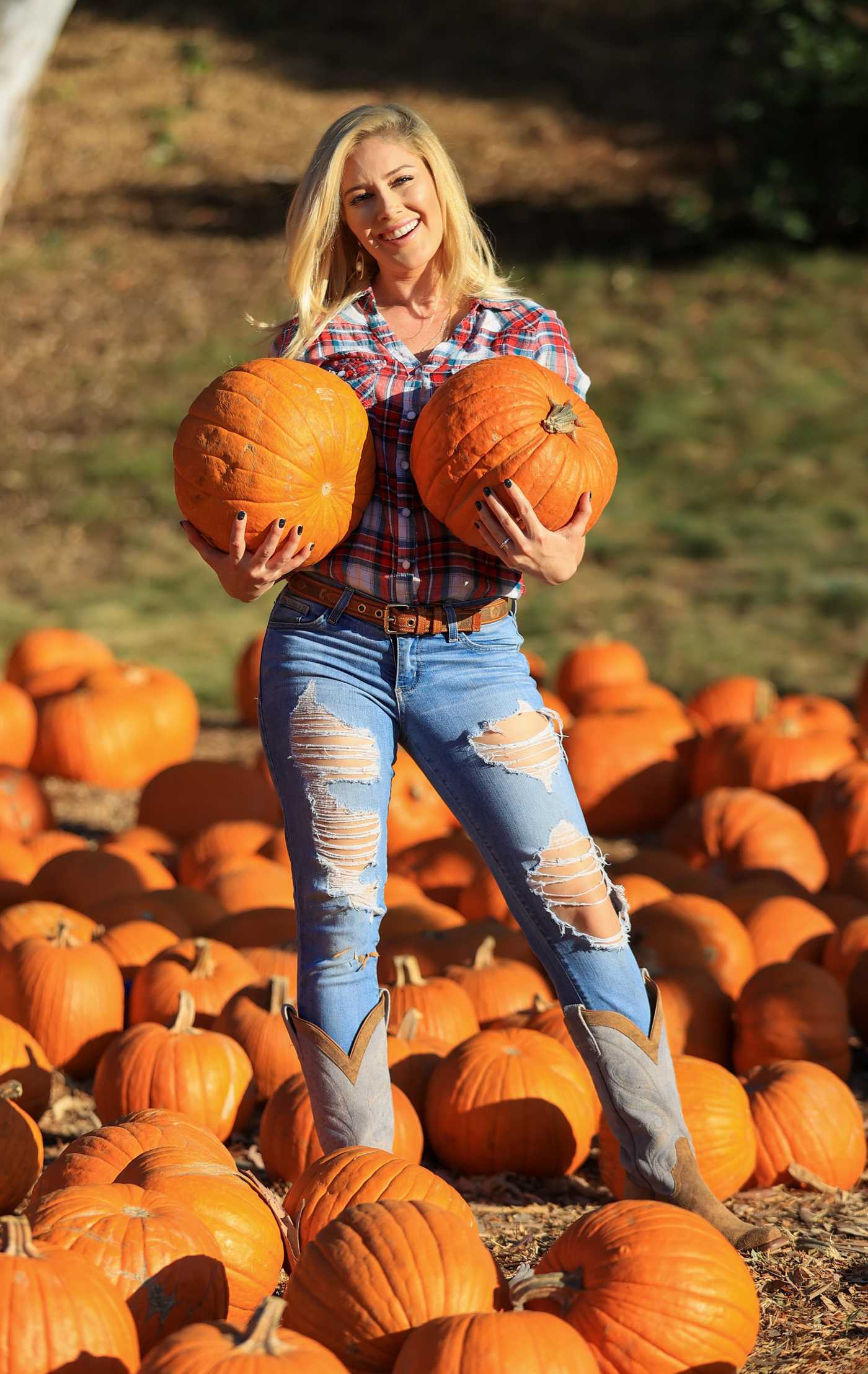 Heidi Montag in a Blue Ripped Jeans Picks up a Few Pumpkins in Los Angeles 10/15/2020