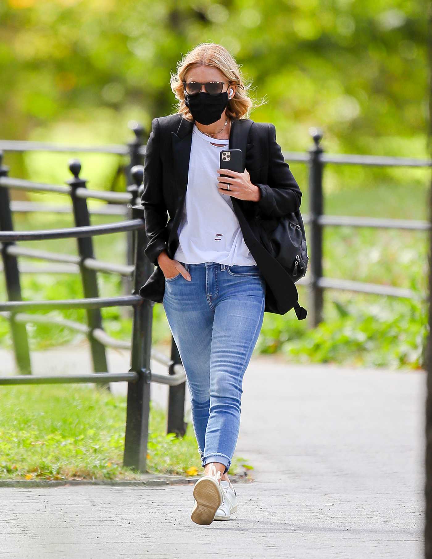 Kelly Ripa in a Black Blazer Was Seen in Central Park in New York 10/11/2020