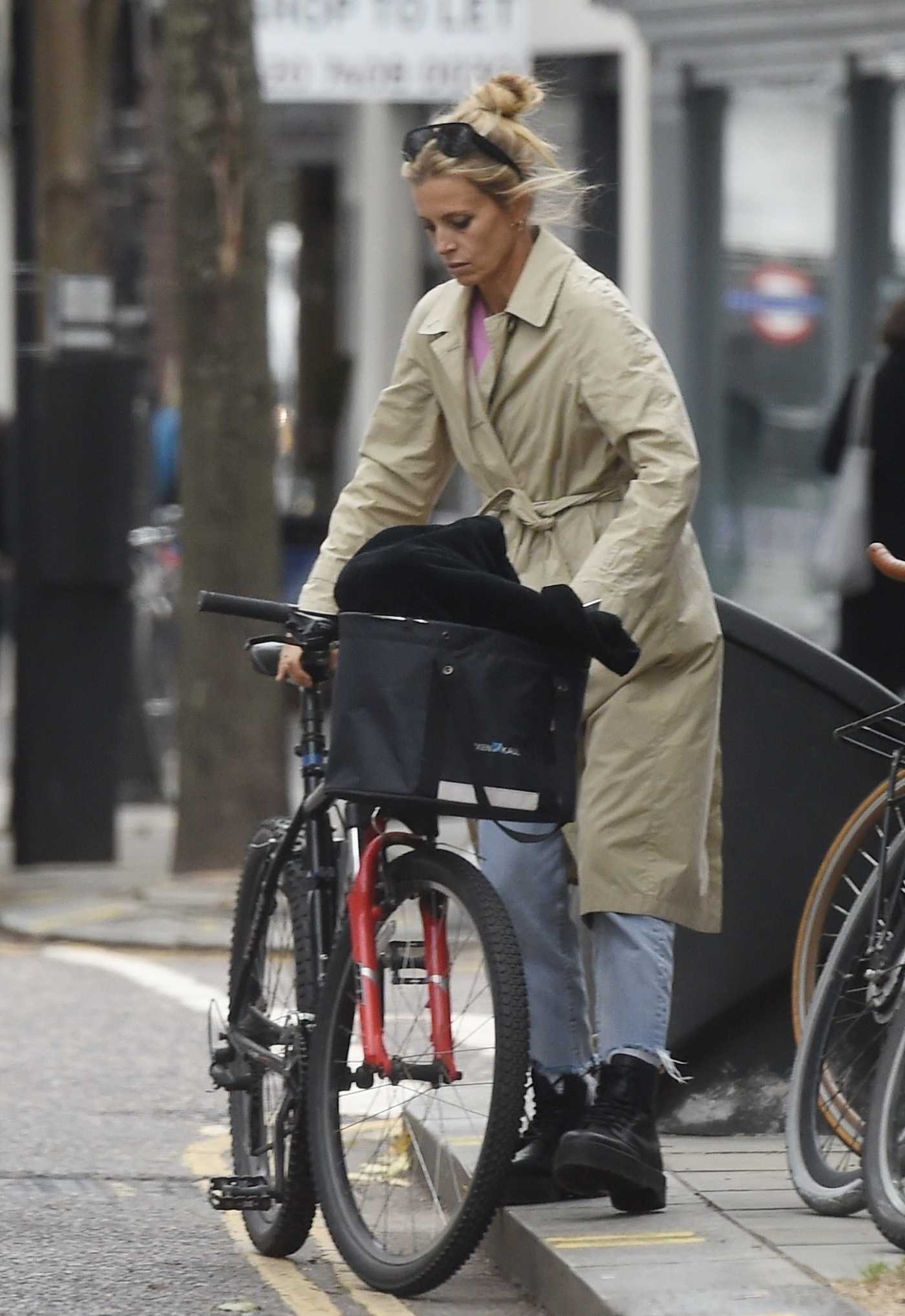 Laura Bailey in a Beige Trench Coat Does a Bike Ride in London 10/09/2020