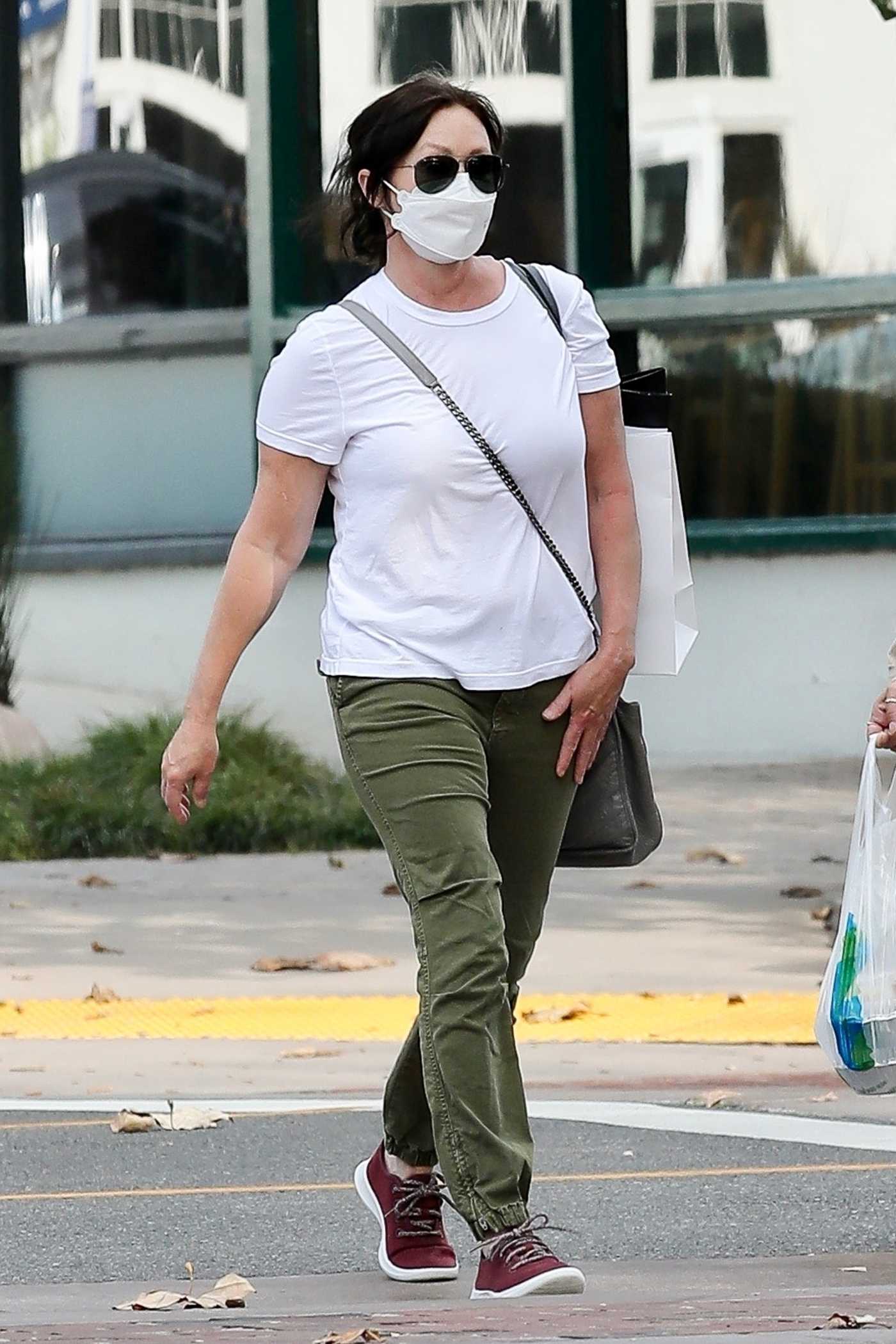 Shannen Doherty in a White Tee Goes Shopping Out with Sarah Michelle Gellar in Malibu 10/05/2020